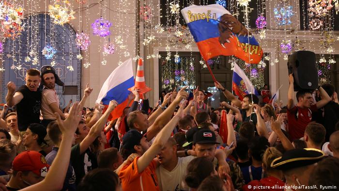 Фенове празнуват победата на Русия срещу Испания