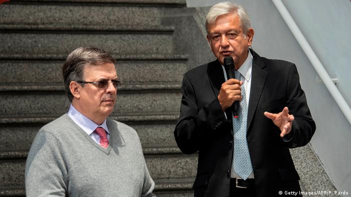 A la derecha de AMLO, su ministro de Relaciones Exteriores, Marcelo Ebrard.