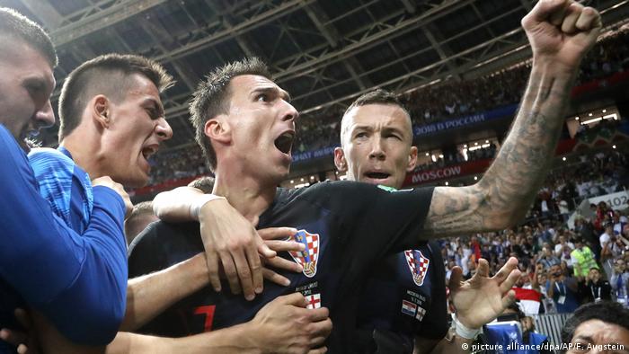 WM Russland 2018 l Halbfinale l Kroatien vs England - Ivan Rakitic und Mario Mandzukic feiern mit einem Fotografen (picture alliance/dpa/AP/F. Augstein)