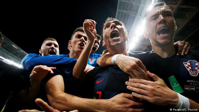 WM Russland 2018 l Halbfinale l Kroatien vs England - Ivan Rakitic und Mario Mandzukic feiern mit einem Fotografen (Reuters/C. Recine)