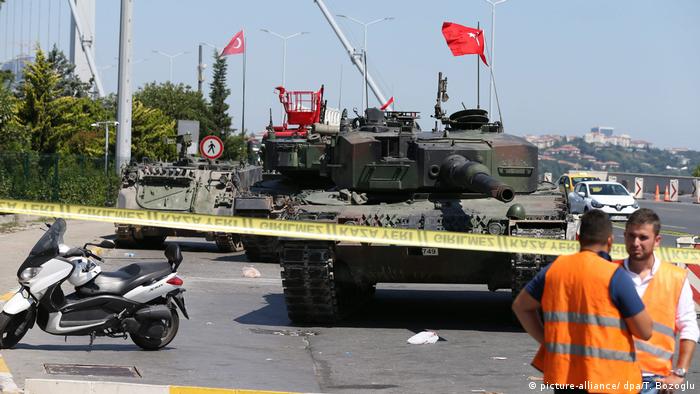 Türkei Putschversuch Panzer auf der Bosporusbrücke in Istanbul (picture-alliance/ dpa/T. Bozoglu)