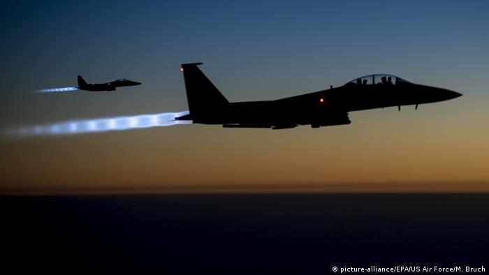 Syrien US F-15 Kampfflugzeug (picture-alliance/EPA/US Air Force/M. Bruch)