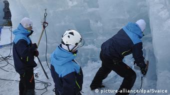 Εργαζόμενοι της εταιρείας αφαιρούν πάγο κατά τη δοκιμαστική φάση