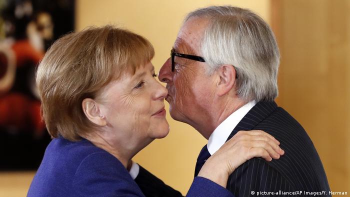 Jean-Claude Juncker kissing Angela Merkel (picture-alliance/AP Images/Y. Herman)