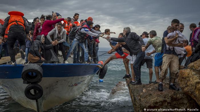 Lesbos Ankunft Flüchtlingsboot (picture-alliance/NurPhoto/A. Masiello)