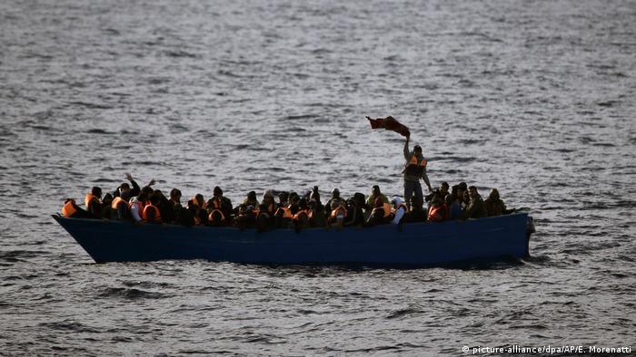 Mittelmeerroute - Flüchtlinge im Boot (picture-alliance/dpa/AP/E. Morenatti)