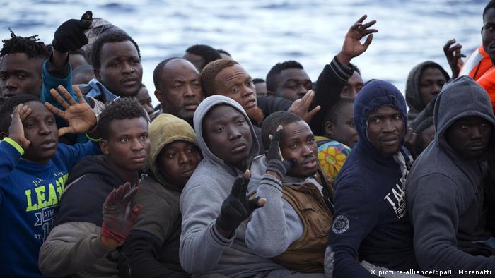 Migrants in the Mediterranean (picture-alliance/dpa/E. Morenatti)