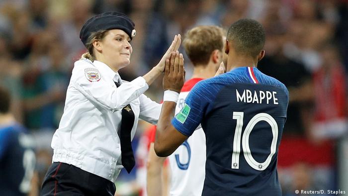 Russland WM 2018 Frankreich gegen Kroatien | Mbappe High Five Flitzer (Reuters/D. Staples)