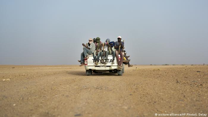 Algerien, Niger & Libyen | Thema Flüchtlinge in der Sahara (picture-alliance/AP Photo/J. Delay)