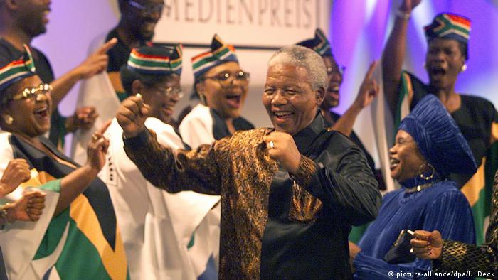 Nelson Mandela tanzt (picture-alliance/dpa/U. Deck)
