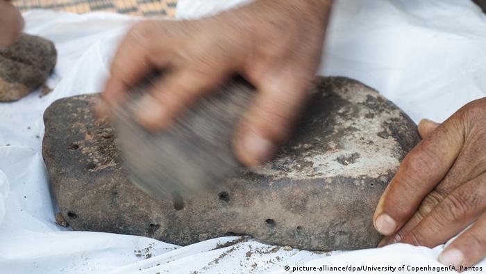 Arqueólogos trabalham vestígios do pão encontrado na Jordânia