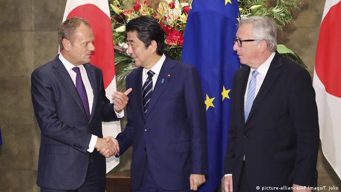 Donald Tusk, Shinzo Abe e Jean-Claude Juncker