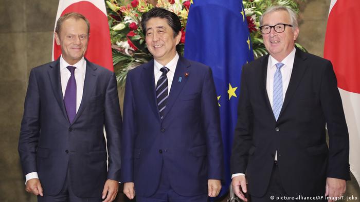 Japan Tokyo - Donald Tusk, Shinzo Abe und Jean-Claude Juncker (picture-alliance/AP Imags/T. Joko)