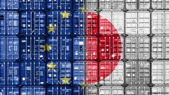 Symbolbild von gestapelten Container mit den Fahnen von EU und Japan (Imago/C. Ohde)