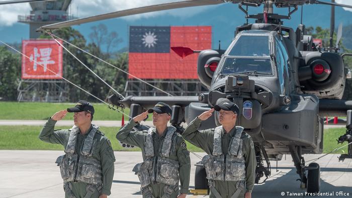 Taiwan - Offizielle militärische Zeremonie für die Einweihung der US-Apache AH-64E Hubschrauber (Taiwan Presidential Office)