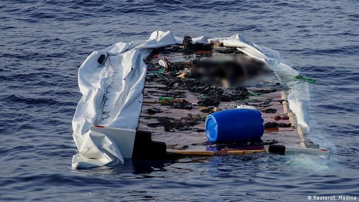 Обломки спасательной лодки на борту которой были беженцы