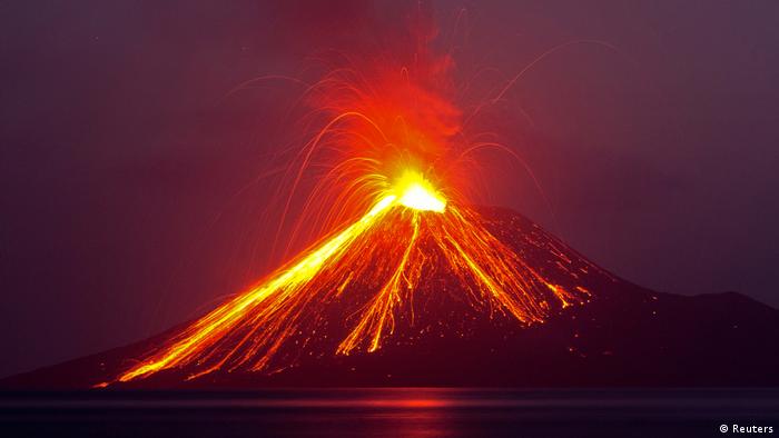 Indonesia′s Anak Krakatau volcano shrinks to quartersize after eruption  News  DW  29.12.2018
