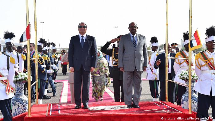 President Abdel-Fattah al-Sisi with Omar al-Bashir at a military parade (picture-alliance/Photoshot/MENA)