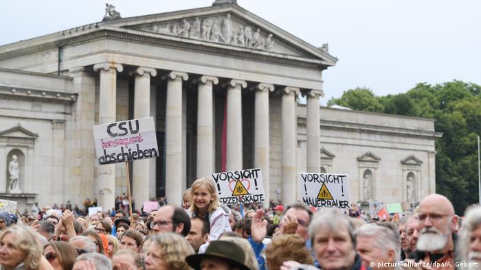 Demonstrators protest against the CSU in Munich (picture-alliance/dpa/A. Gebert)