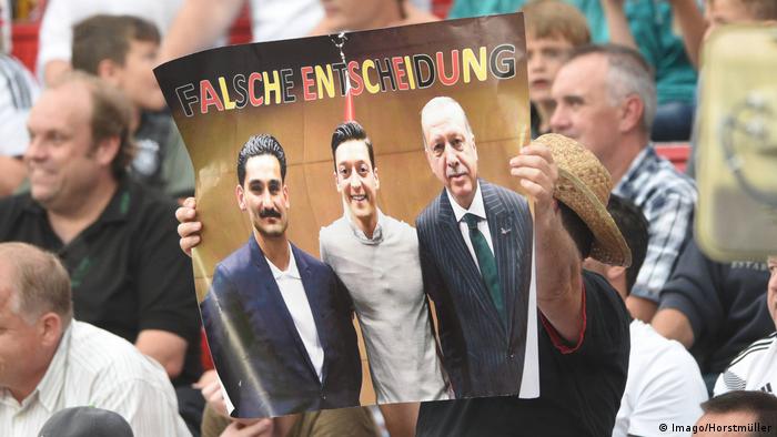 Länderspiel Deutschland Saudi Arabien Fan Protest Mesut Özil (Imago/Horstmüller)