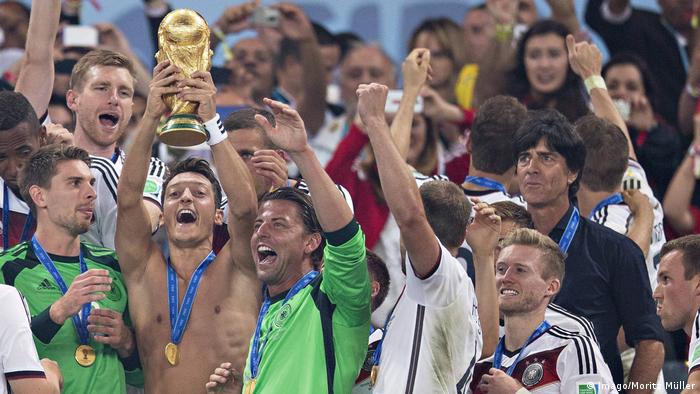WM 2014 Mesut Özil mit Pokal (Imago/Moritz Müller)