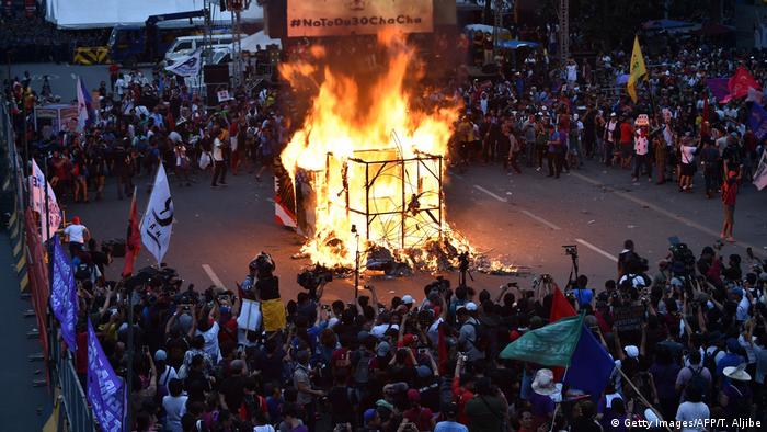 Philippine protesters burn effigy (Getty Images/AFP/T. Aljibe)