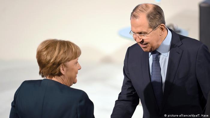 Deutschland Angela Merkel und Sergej Lawrow ARCHIV (picture-alliance/dpa/T. Hase)