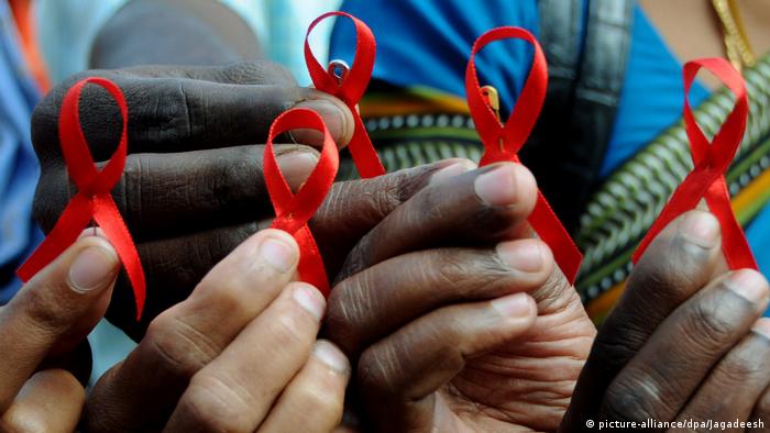 Symbolbild HIV Teenager (picture-alliance/dpa/Jagadeesh)