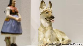 Ένας πορσελάνινος σκύλος, από τα λίγα μη «πολιτικά» σχέδια της βαυαρικής πορσελανοποιίας
