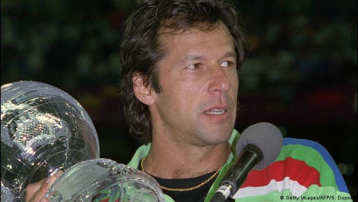 Imran Khan lifts 1992 Cricket World Cup (Getty Images/AFP/S. Dupont)