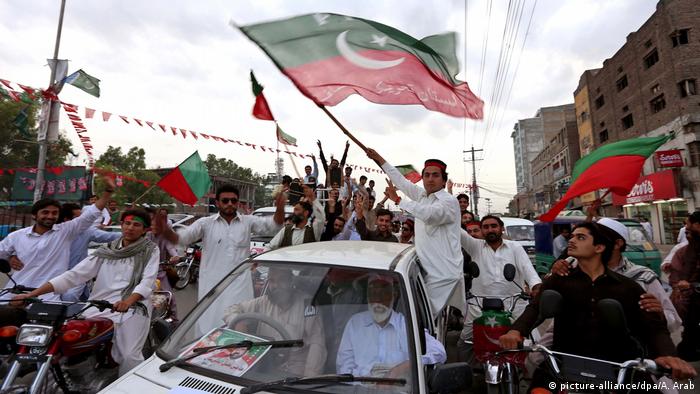 Supporters of Imran Khan celebrate the PTI's regional victory in Khyber Pakhtunkhwa (picture-alliance/dpa/A. Arab)