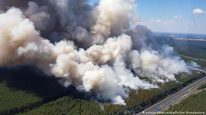 Imagem aÃ©rea mostra incÃªndio florestal em Potsdam, em 26/07
