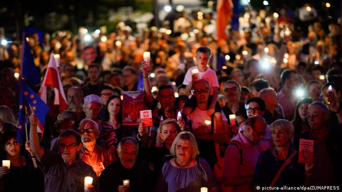 Polen | Demonstranten protestieren in Warschau gegen die polnische Justizreform (picture-alliance/dpa/ZUMAPRESS)