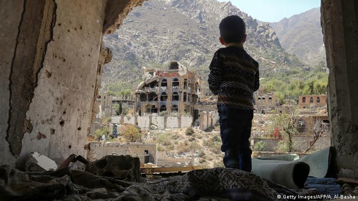 Війна у Ємені: єменський хлопчик на руїнах будівлі (архівне фото)