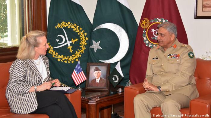 Paksitan - US-Delegierte Alice Wells trifft Qamar Javed Bajwa (picture alliance/AP Photo/alice wells)