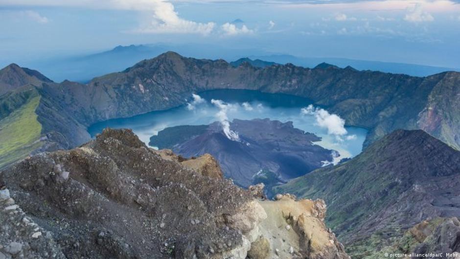 Hikers rescued on Lombok volcano after Indonesia earthquake | News | DW