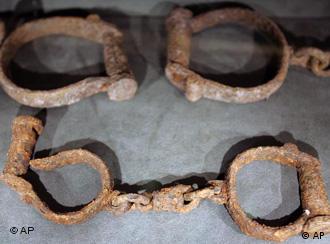 Cadenas en el Museo Internacional sobre la Esclavitud, en Liverpool, Gran Bretaña. Hoy, las cadenas son invisibles, pero existen.