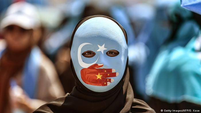 Türkei Protest vor der Botschaft Chinas in Istanbul | Solidarität mit Uiguren (Getty Images/AFP/O. Kose)