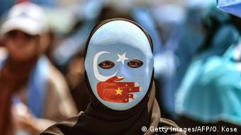 Türkei Protest vor der Botschaft Chinas in Istanbul | Solidarität mit Uiguren (Getty Images/AFP/O. Kose)