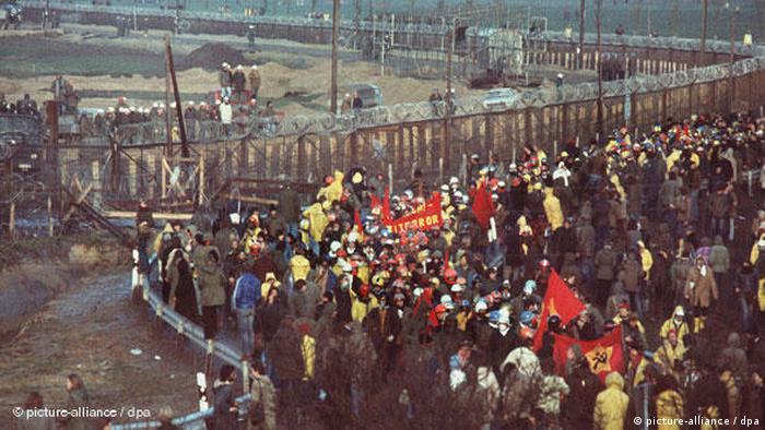 Demonstrators in Brokdorf, 1976 (picture-alliance / dpa)