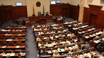 Парламент Македонии проголосовал за соглашение с Грецией о новом названии страны 