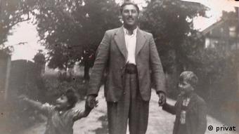 Erinnerung an die Zeit vor der Deportation nach Auschwitz: Mano Höllenreiner mit seinem Vater und seiner Schwester Lilly (privat)