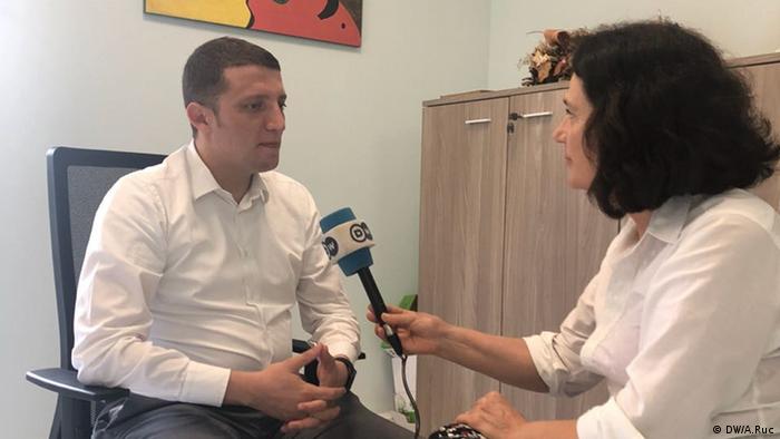 Glevin Dervishi, Berater des Ministers, im Ministerium für Europa und auswärtige Angelegenheiten, im Interview für DW, in Tirana. (DW/A.Ruc)