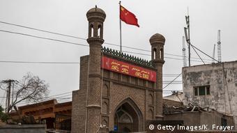 China Kaschgar Mosche chinesische Fahne (Getty Images/K. Frayer)