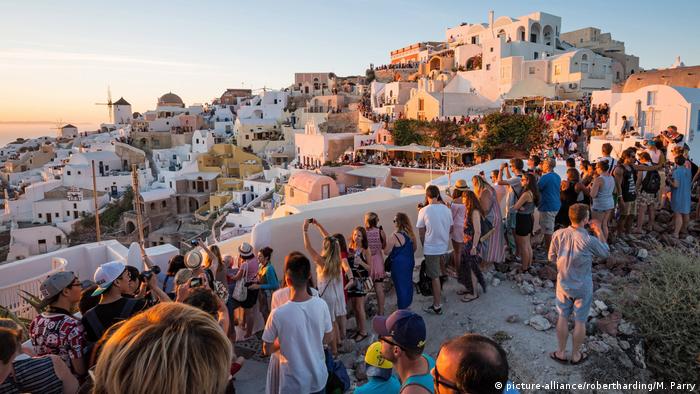 Griechenland Santorini Touristen schauen sich den Sonnenaufgang an (picture-alliance/robertharding/M. Parry)
