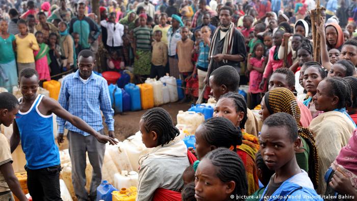Displaced persons line up to collect water and supplies in Ethiopia (picture-alliance/dpa/World Vision/Fitalew Bahiru)