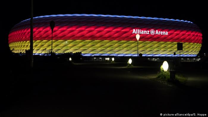 Мюнхенская Allianz Arena, подсвеченная в цвета флага Германии 