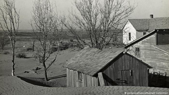 A Kansas farmhouse surrounded by sand dunes in 1936 (picture-alliance/Everett Collection)