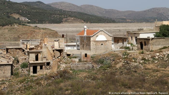 A previously submerged village now exposed in Crete (picture-alliance/Xinhua News Agency/S. Rapanis)