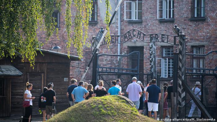 A group of people visits the Auschwitz memorial (picture-alliance/dpa/M. Skolimowska)